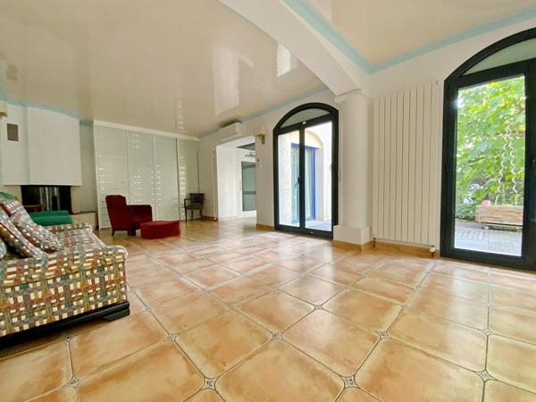 Exclusivité - Maison familiale avec piscine intérieure - Quartier pavillonnaire