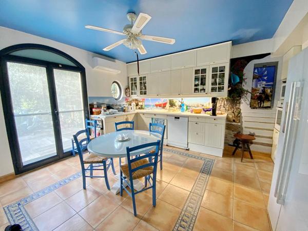 Exclusivité - Maison familiale avec piscine intérieure - Quartier pavillonnaire