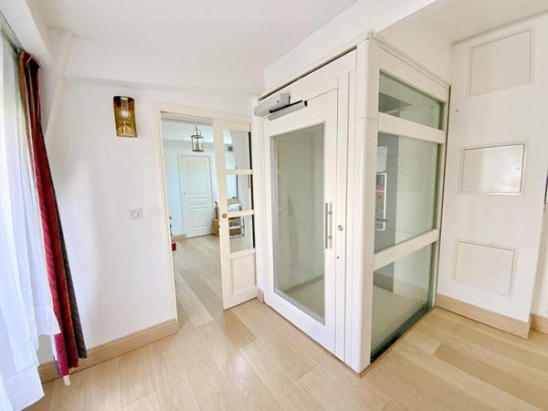 Exclusivité - Maison familiale avec piscine intérieure - Quartier pavillonnaire