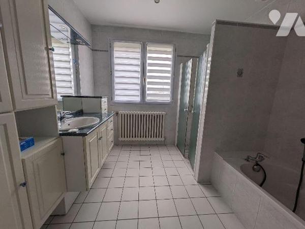 LES HERBIERS - Maison de 105 m² habitable et 105 m² en sous-sol, idéalement située au calme d'u...