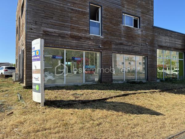 Zone commerciale Agen sud/Boé ZAC de Trenque, superbe emplacement avec plus de 15 mètres linéaires de vitrine sur l'avenue d'Aquitaine. Beau local de 93 M2 en rez de chaussée, composé d'un bureau d'accueil, deux bureaux de 30 M2, salle repos avec kitchenette/archives, toilettes . Cloisonnement vitré modulable. Climatisations réversibles, baie de brassage... accès PMR, nombreuses places de stationnement .Vendu avec bail en cours jusqu'au 06/2027( loyer annuel de 18000€ net de charges+ TF) ou pouvant être libéré immédiatement, au choix de l'acquéreur .