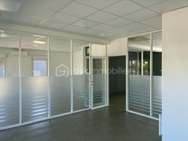 Zone commerciale Agen sud/Boé ZAC de Trenque, superbe emplacement avec plus de 15 mètres linéaires de vitrine sur l'avenue d'Aquitaine. Beau local de 93 M2 en rez de chaussée, composé d'un bureau d'accueil, deux bureaux de 30 M2, salle repos avec kitchenette/archives, toilettes . Cloisonnement vitré modulable. Climatisations réversibles, baie de brassage... accès PMR, nombreuses places de stationnement .Vendu avec bail en cours jusqu'au 06/2027( loyer annuel de 18000€ net de charges+ TF) ou pouvant être libéré immédiatement, au choix de l'acquéreur .