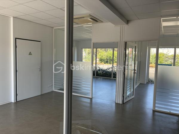 Zone commerciale Agen sud/Boé ZAC de Trenque, superbe emplacement avec plus de 15 mètres linéaires de vitrine sur l'avenue d'Aquitaine. Beau local de 93 M2 en rez de chaussée, composé d'un bureau d'accueil, deux bureaux de 30 M2, salle repos avec kitchenette/archives, toilettes . Cloisonnement vitré modulable. Climatisations réversibles, baie de brassage... accès PMR, nombreuses places de stationnement .Vendu avec bail en cours jusqu'au 06/2027( loyer annuel de 18000€ net de charges+ TF) ou pouvant être libéré immédiatement, au choix de l'acquéreur .