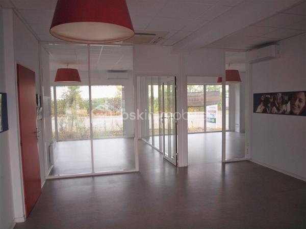 Zone commerciale Agen sud/Boé ZAC de Trenque, superbe emplacement avec plus de 15 mètres linéaires de vitrine sur l'avenue d'Aquitaine. Beau local de 93 M2 en rez de chaussée, composé d'un bureau d'accueil, deux bureaux de 30 M2, salle repos avec kitchenette/archives, toilettes . Cloisonnement vitré modulable. Climatisations réversibles, baie de brassage... accès PMR, nombreuses places de stationnement .Vendu avec bail en cours jusqu'au 06/2027( loyer annuel de 18000€ net de charges+ TF) ou pouvant être libéré immédiatement, au choix de l'acquéreur .