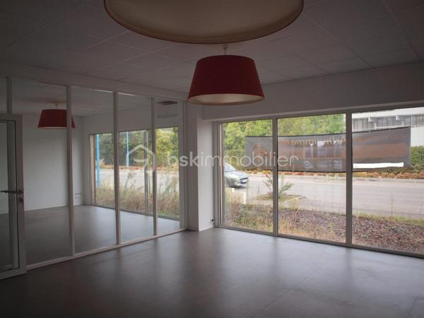 Zone commerciale Agen sud/Boé ZAC de Trenque, superbe emplacement avec plus de 15 mètres linéaires de vitrine sur l'avenue d'Aquitaine. Beau local de 93 M2 en rez de chaussée, composé d'un bureau d'accueil, deux bureaux de 30 M2, salle repos avec kitchenette/archives, toilettes . Cloisonnement vitré modulable. Climatisations réversibles, baie de brassage... accès PMR, nombreuses places de stationnement .Vendu avec bail en cours jusqu'au 06/2027( loyer annuel de 18000€ net de charges+ TF) ou pouvant être libéré immédiatement, au choix de l'acquéreur .