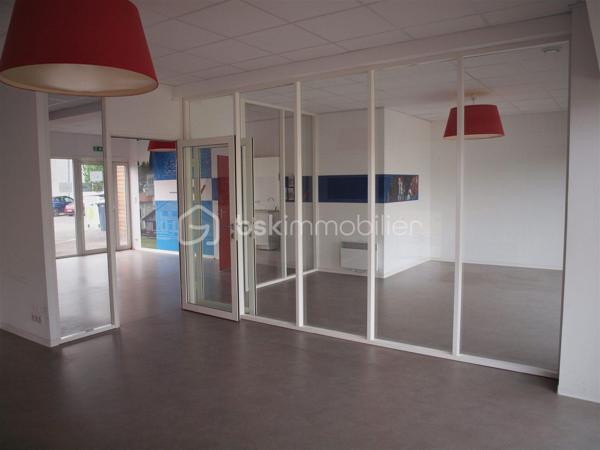 Zone commerciale Agen sud/Boé ZAC de Trenque, superbe emplacement avec plus de 15 mètres linéaires de vitrine sur l'avenue d'Aquitaine. Beau local de 93 M2 en rez de chaussée, composé d'un bureau d'accueil, deux bureaux de 30 M2, salle repos avec kitchenette/archives, toilettes . Cloisonnement vitré modulable. Climatisations réversibles, baie de brassage... accès PMR, nombreuses places de stationnement .Vendu avec bail en cours jusqu'au 06/2027( loyer annuel de 18000€ net de charges+ TF) ou pouvant être libéré immédiatement, au choix de l'acquéreur .