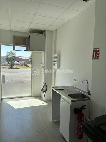 Zone commerciale Agen sud/Boé ZAC de Trenque, superbe emplacement avec plus de 15 mètres linéaires de vitrine sur l'avenue d'Aquitaine. Beau local de 93 M2 en rez de chaussée, composé d'un bureau d'accueil, deux bureaux de 30 M2, salle repos avec kitchenette/archives, toilettes . Cloisonnement vitré modulable. Climatisations réversibles, baie de brassage... accès PMR, nombreuses places de stationnement .Vendu avec bail en cours jusqu'au 06/2027( loyer annuel de 18000€ net de charges+ TF) ou pouvant être libéré immédiatement, au choix de l'acquéreur .