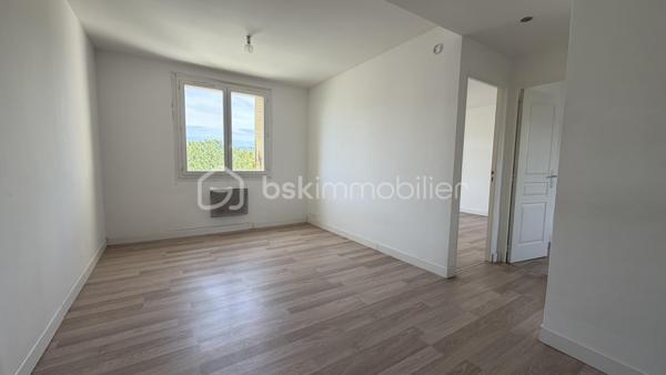Situé dans un petite copropriété au calme, retrouvez cet appartement 3 pièces comprenant séjour, coin cuisine aménagée, salle d'eau avec wc, deux chambres dont une avec balcon. Cave. Chauffage électrique et climatisation. 
Idéal premier achat ou investisseur !