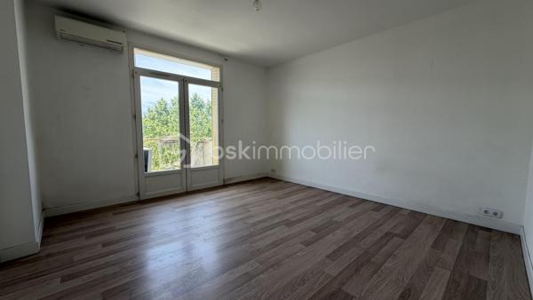 Situé dans un petite copropriété au calme, retrouvez cet appartement 3 pièces comprenant séjour, coin cuisine aménagée, salle d'eau avec wc, deux chambres dont une avec balcon. Cave. Chauffage électrique et climatisation. 
Idéal premier achat ou investisseur !