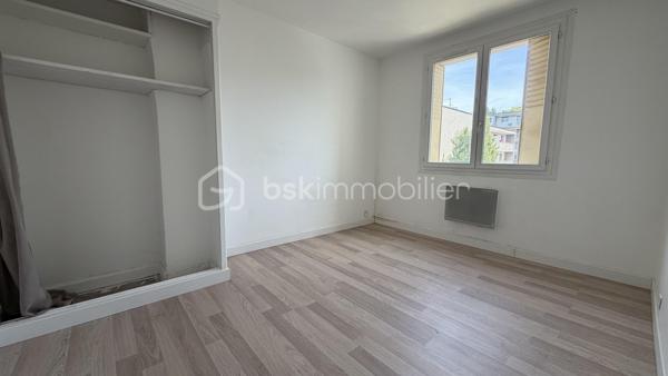 Situé dans un petite copropriété au calme, retrouvez cet appartement 3 pièces comprenant séjour, coin cuisine aménagée, salle d'eau avec wc, deux chambres dont une avec balcon. Cave. Chauffage électrique et climatisation. 
Idéal premier achat ou investisseur !