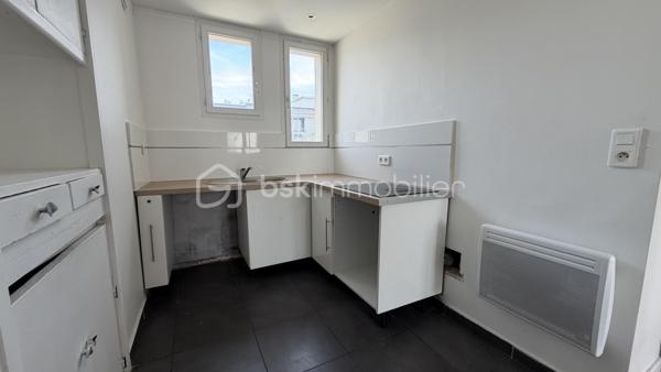 Situé dans un petite copropriété au calme, retrouvez cet appartement 3 pièces comprenant séjour, coin cuisine aménagée, salle d'eau avec wc, deux chambres dont une avec balcon. Cave. Chauffage électrique et climatisation. 
Idéal premier achat ou investisseur !