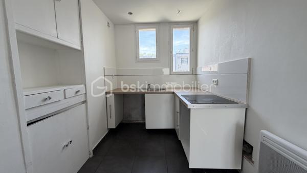 Situé dans un petite copropriété au calme, retrouvez cet appartement 3 pièces comprenant séjour, coin cuisine aménagée, salle d'eau avec wc, deux chambres dont une avec balcon. Cave. Chauffage électrique et climatisation. 
Idéal premier achat ou investisseur !