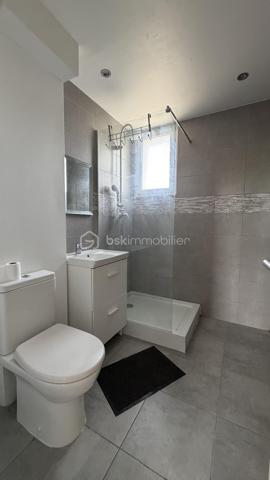 Situé dans un petite copropriété au calme, retrouvez cet appartement 3 pièces comprenant séjour, coin cuisine aménagée, salle d'eau avec wc, deux chambres dont une avec balcon. Cave. Chauffage électrique et climatisation. 
Idéal premier achat ou investisseur !