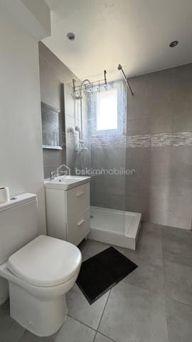 Situé dans un petite copropriété au calme, retrouvez cet appartement 3 pièces comprenant séjour, coin cuisine aménagée, salle d'eau avec wc, deux chambres dont une avec balcon. Cave. Chauffage électrique et climatisation. 
Idéal premier achat ou investisseur !
