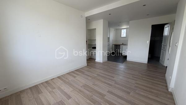 Situé dans un petite copropriété au calme, retrouvez cet appartement 3 pièces comprenant séjour, coin cuisine aménagée, salle d'eau avec wc, deux chambres dont une avec balcon. Cave. Chauffage électrique et climatisation. 
Idéal premier achat ou investisseur !