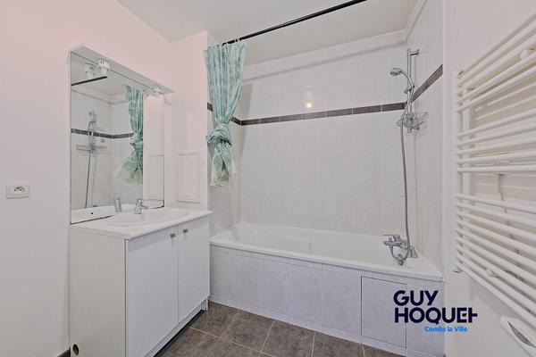 À vendre : Appartement 2 pièces à COMBS LA VILLE avec terrasse et garage fermé