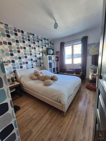 Maison
                                                                                                                                                                                                                                                                                                                        8 pièce(s)                                                                                                                                                                                                          6 chambre(s)                                                                                                                                                                                                          208  m²