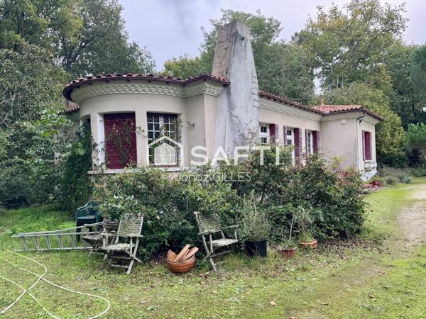 Maison dans un parc forestier