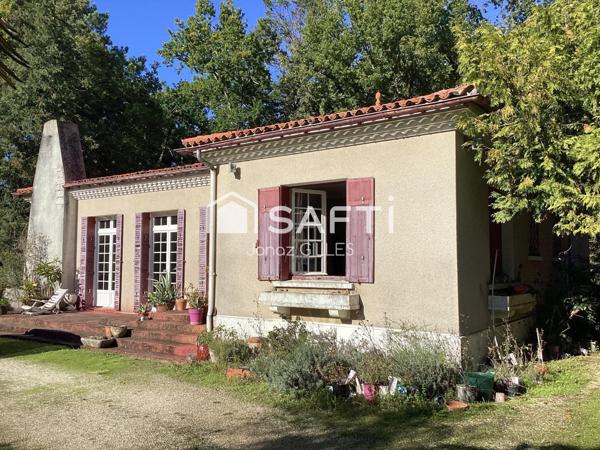 Maison dans un parc forestier