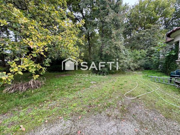 Maison dans un parc forestier