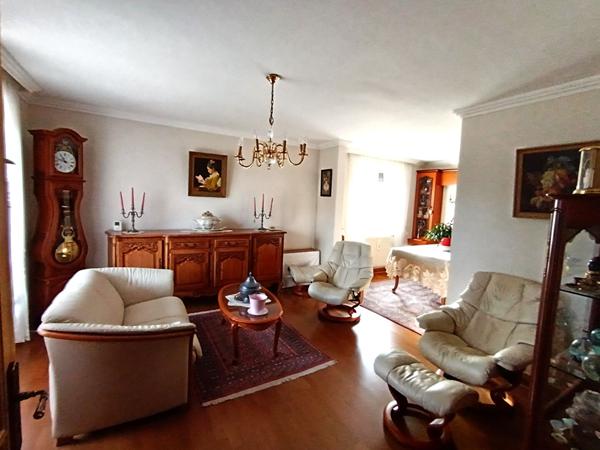 Maison avec 5 chambres, salle de bains et salle d'eau