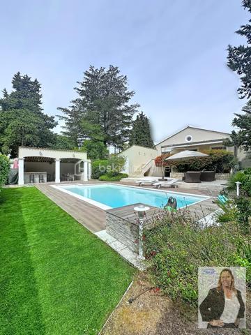 Située dans un quartier recherché de Mougins, cette élégante villa séduit par ses volumes généreux et ses prestations de qualité.

D’une belle superficie, elle offre un espace de vie lumineux ouvert sur une terrasse de 41m2, 4 chambres, dont 3 de plain-pied et une en mezzanine, 2 salles de bain, une buanderie/arrière cuisine, une sous-sol aménageable en salle de sport, spa, cinéma, une cave, un local technique.
La propriété dispose également d’un studio indépendant d'environ 21m2, idéal pour recevoir famille et amis ou envisager un rendement locatif.

À l’extérieur, vous profiterez d’une terrasse spacieuse ombragée, d'un magnifique jardin arboré, parfaitement entretenu, agrémenté d’une grande piscine au sel, d'une douche extérieure et d'un pool housse équipé de 25m2, propice à la détente et aux moments conviviaux. Un terrain de pétanque vient compléter cet espace extérieur typiquement provençal.

En complément : cave et vaste sous-sol aménageable offrant de nombreuses possibilités (salle de sport, cinéma, espace bien-être…).

Les + :
Quartier résidentiel très recherché
3 chambres de plain-pied 
Grandes surfaces et beaux volumes
Piscine avec pool house aménagé
Studio indépendant
Jardin arboré et fleuri
Terrain de pétanque
Nombreux stationnements
Fort potentiel d’aménagement

Un bien rare sur le secteur, à découvrir sans tarder.