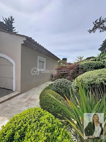 Située dans un quartier recherché de Mougins, cette élégante villa séduit par ses volumes généreux et ses prestations de qualité.

D’une belle superficie, elle offre un espace de vie lumineux ouvert sur une terrasse de 41m2, 4 chambres, dont 3 de plain-pied et une en mezzanine, 2 salles de bain, une buanderie/arrière cuisine, une sous-sol aménageable en salle de sport, spa, cinéma, une cave, un local technique.
La propriété dispose également d’un studio indépendant d'environ 21m2, idéal pour recevoir famille et amis ou envisager un rendement locatif.

À l’extérieur, vous profiterez d’une terrasse spacieuse ombragée, d'un magnifique jardin arboré, parfaitement entretenu, agrémenté d’une grande piscine au sel, d'une douche extérieure et d'un pool housse équipé de 25m2, propice à la détente et aux moments conviviaux. Un terrain de pétanque vient compléter cet espace extérieur typiquement provençal.

En complément : cave et vaste sous-sol aménageable offrant de nombreuses possibilités (salle de sport, cinéma, espace bien-être…).

Les + :
Quartier résidentiel très recherché
3 chambres de plain-pied 
Grandes surfaces et beaux volumes
Piscine avec pool house aménagé
Studio indépendant
Jardin arboré et fleuri
Terrain de pétanque
Nombreux stationnements
Fort potentiel d’aménagement

Un bien rare sur le secteur, à découvrir sans tarder.