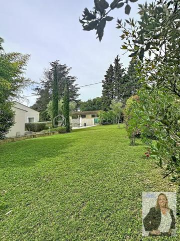 Située dans un quartier recherché de Mougins, cette élégante villa séduit par ses volumes généreux et ses prestations de qualité.

D’une belle superficie, elle offre un espace de vie lumineux ouvert sur une terrasse de 41m2, 4 chambres, dont 3 de plain-pied et une en mezzanine, 2 salles de bain, une buanderie/arrière cuisine, une sous-sol aménageable en salle de sport, spa, cinéma, une cave, un local technique.
La propriété dispose également d’un studio indépendant d'environ 21m2, idéal pour recevoir famille et amis ou envisager un rendement locatif.

À l’extérieur, vous profiterez d’une terrasse spacieuse ombragée, d'un magnifique jardin arboré, parfaitement entretenu, agrémenté d’une grande piscine au sel, d'une douche extérieure et d'un pool housse équipé de 25m2, propice à la détente et aux moments conviviaux. Un terrain de pétanque vient compléter cet espace extérieur typiquement provençal.

En complément : cave et vaste sous-sol aménageable offrant de nombreuses possibilités (salle de sport, cinéma, espace bien-être…).

Les + :
Quartier résidentiel très recherché
3 chambres de plain-pied 
Grandes surfaces et beaux volumes
Piscine avec pool house aménagé
Studio indépendant
Jardin arboré et fleuri
Terrain de pétanque
Nombreux stationnements
Fort potentiel d’aménagement

Un bien rare sur le secteur, à découvrir sans tarder.