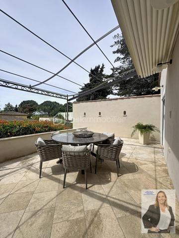 Située dans un quartier recherché de Mougins, cette élégante villa séduit par ses volumes généreux et ses prestations de qualité.

D’une belle superficie, elle offre un espace de vie lumineux ouvert sur une terrasse de 41m2, 4 chambres, dont 3 de plain-pied et une en mezzanine, 2 salles de bain, une buanderie/arrière cuisine, une sous-sol aménageable en salle de sport, spa, cinéma, une cave, un local technique.
La propriété dispose également d’un studio indépendant d'environ 21m2, idéal pour recevoir famille et amis ou envisager un rendement locatif.

À l’extérieur, vous profiterez d’une terrasse spacieuse ombragée, d'un magnifique jardin arboré, parfaitement entretenu, agrémenté d’une grande piscine au sel, d'une douche extérieure et d'un pool housse équipé de 25m2, propice à la détente et aux moments conviviaux. Un terrain de pétanque vient compléter cet espace extérieur typiquement provençal.

En complément : cave et vaste sous-sol aménageable offrant de nombreuses possibilités (salle de sport, cinéma, espace bien-être…).

Les + :
Quartier résidentiel très recherché
3 chambres de plain-pied 
Grandes surfaces et beaux volumes
Piscine avec pool house aménagé
Studio indépendant
Jardin arboré et fleuri
Terrain de pétanque
Nombreux stationnements
Fort potentiel d’aménagement

Un bien rare sur le secteur, à découvrir sans tarder.
