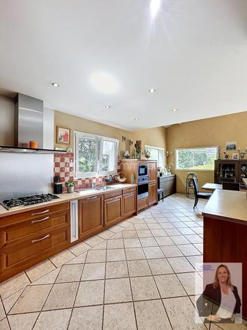 Située dans un quartier recherché de Mougins, cette élégante villa séduit par ses volumes généreux et ses prestations de qualité.

D’une belle superficie, elle offre un espace de vie lumineux ouvert sur une terrasse de 41m2, 4 chambres, dont 3 de plain-pied et une en mezzanine, 2 salles de bain, une buanderie/arrière cuisine, une sous-sol aménageable en salle de sport, spa, cinéma, une cave, un local technique.
La propriété dispose également d’un studio indépendant d'environ 21m2, idéal pour recevoir famille et amis ou envisager un rendement locatif.

À l’extérieur, vous profiterez d’une terrasse spacieuse ombragée, d'un magnifique jardin arboré, parfaitement entretenu, agrémenté d’une grande piscine au sel, d'une douche extérieure et d'un pool housse équipé de 25m2, propice à la détente et aux moments conviviaux. Un terrain de pétanque vient compléter cet espace extérieur typiquement provençal.

En complément : cave et vaste sous-sol aménageable offrant de nombreuses possibilités (salle de sport, cinéma, espace bien-être…).

Les + :
Quartier résidentiel très recherché
3 chambres de plain-pied 
Grandes surfaces et beaux volumes
Piscine avec pool house aménagé
Studio indépendant
Jardin arboré et fleuri
Terrain de pétanque
Nombreux stationnements
Fort potentiel d’aménagement

Un bien rare sur le secteur, à découvrir sans tarder.