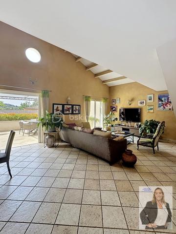 Située dans un quartier recherché de Mougins, cette élégante villa séduit par ses volumes généreux et ses prestations de qualité.

D’une belle superficie, elle offre un espace de vie lumineux ouvert sur une terrasse de 41m2, 4 chambres, dont 3 de plain-pied et une en mezzanine, 2 salles de bain, une buanderie/arrière cuisine, une sous-sol aménageable en salle de sport, spa, cinéma, une cave, un local technique.
La propriété dispose également d’un studio indépendant d'environ 21m2, idéal pour recevoir famille et amis ou envisager un rendement locatif.

À l’extérieur, vous profiterez d’une terrasse spacieuse ombragée, d'un magnifique jardin arboré, parfaitement entretenu, agrémenté d’une grande piscine au sel, d'une douche extérieure et d'un pool housse équipé de 25m2, propice à la détente et aux moments conviviaux. Un terrain de pétanque vient compléter cet espace extérieur typiquement provençal.

En complément : cave et vaste sous-sol aménageable offrant de nombreuses possibilités (salle de sport, cinéma, espace bien-être…).

Les + :
Quartier résidentiel très recherché
3 chambres de plain-pied 
Grandes surfaces et beaux volumes
Piscine avec pool house aménagé
Studio indépendant
Jardin arboré et fleuri
Terrain de pétanque
Nombreux stationnements
Fort potentiel d’aménagement

Un bien rare sur le secteur, à découvrir sans tarder.