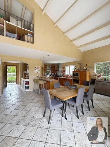 Située dans un quartier recherché de Mougins, cette élégante villa séduit par ses volumes généreux et ses prestations de qualité.

D’une belle superficie, elle offre un espace de vie lumineux ouvert sur une terrasse de 41m2, 4 chambres, dont 3 de plain-pied et une en mezzanine, 2 salles de bain, une buanderie/arrière cuisine, une sous-sol aménageable en salle de sport, spa, cinéma, une cave, un local technique.
La propriété dispose également d’un studio indépendant d'environ 21m2, idéal pour recevoir famille et amis ou envisager un rendement locatif.

À l’extérieur, vous profiterez d’une terrasse spacieuse ombragée, d'un magnifique jardin arboré, parfaitement entretenu, agrémenté d’une grande piscine au sel, d'une douche extérieure et d'un pool housse équipé de 25m2, propice à la détente et aux moments conviviaux. Un terrain de pétanque vient compléter cet espace extérieur typiquement provençal.

En complément : cave et vaste sous-sol aménageable offrant de nombreuses possibilités (salle de sport, cinéma, espace bien-être…).

Les + :
Quartier résidentiel très recherché
3 chambres de plain-pied 
Grandes surfaces et beaux volumes
Piscine avec pool house aménagé
Studio indépendant
Jardin arboré et fleuri
Terrain de pétanque
Nombreux stationnements
Fort potentiel d’aménagement

Un bien rare sur le secteur, à découvrir sans tarder.
