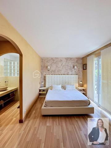 Située dans un quartier recherché de Mougins, cette élégante villa séduit par ses volumes généreux et ses prestations de qualité.

D’une belle superficie, elle offre un espace de vie lumineux ouvert sur une terrasse de 41m2, 4 chambres, dont 3 de plain-pied et une en mezzanine, 2 salles de bain, une buanderie/arrière cuisine, une sous-sol aménageable en salle de sport, spa, cinéma, une cave, un local technique.
La propriété dispose également d’un studio indépendant d'environ 21m2, idéal pour recevoir famille et amis ou envisager un rendement locatif.

À l’extérieur, vous profiterez d’une terrasse spacieuse ombragée, d'un magnifique jardin arboré, parfaitement entretenu, agrémenté d’une grande piscine au sel, d'une douche extérieure et d'un pool housse équipé de 25m2, propice à la détente et aux moments conviviaux. Un terrain de pétanque vient compléter cet espace extérieur typiquement provençal.

En complément : cave et vaste sous-sol aménageable offrant de nombreuses possibilités (salle de sport, cinéma, espace bien-être…).

Les + :
Quartier résidentiel très recherché
3 chambres de plain-pied 
Grandes surfaces et beaux volumes
Piscine avec pool house aménagé
Studio indépendant
Jardin arboré et fleuri
Terrain de pétanque
Nombreux stationnements
Fort potentiel d’aménagement

Un bien rare sur le secteur, à découvrir sans tarder.