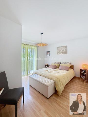 Située dans un quartier recherché de Mougins, cette élégante villa séduit par ses volumes généreux et ses prestations de qualité.

D’une belle superficie, elle offre un espace de vie lumineux ouvert sur une terrasse de 41m2, 4 chambres, dont 3 de plain-pied et une en mezzanine, 2 salles de bain, une buanderie/arrière cuisine, une sous-sol aménageable en salle de sport, spa, cinéma, une cave, un local technique.
La propriété dispose également d’un studio indépendant d'environ 21m2, idéal pour recevoir famille et amis ou envisager un rendement locatif.

À l’extérieur, vous profiterez d’une terrasse spacieuse ombragée, d'un magnifique jardin arboré, parfaitement entretenu, agrémenté d’une grande piscine au sel, d'une douche extérieure et d'un pool housse équipé de 25m2, propice à la détente et aux moments conviviaux. Un terrain de pétanque vient compléter cet espace extérieur typiquement provençal.

En complément : cave et vaste sous-sol aménageable offrant de nombreuses possibilités (salle de sport, cinéma, espace bien-être…).

Les + :
Quartier résidentiel très recherché
3 chambres de plain-pied 
Grandes surfaces et beaux volumes
Piscine avec pool house aménagé
Studio indépendant
Jardin arboré et fleuri
Terrain de pétanque
Nombreux stationnements
Fort potentiel d’aménagement

Un bien rare sur le secteur, à découvrir sans tarder.