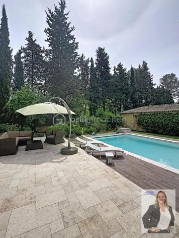 Située dans un quartier recherché de Mougins, cette élégante villa séduit par ses volumes généreux et ses prestations de qualité.

D’une belle superficie, elle offre un espace de vie lumineux ouvert sur une terrasse de 41m2, 4 chambres, dont 3 de plain-pied et une en mezzanine, 2 salles de bain, une buanderie/arrière cuisine, une sous-sol aménageable en salle de sport, spa, cinéma, une cave, un local technique.
La propriété dispose également d’un studio indépendant d'environ 21m2, idéal pour recevoir famille et amis ou envisager un rendement locatif.

À l’extérieur, vous profiterez d’une terrasse spacieuse ombragée, d'un magnifique jardin arboré, parfaitement entretenu, agrémenté d’une grande piscine au sel, d'une douche extérieure et d'un pool housse équipé de 25m2, propice à la détente et aux moments conviviaux. Un terrain de pétanque vient compléter cet espace extérieur typiquement provençal.

En complément : cave et vaste sous-sol aménageable offrant de nombreuses possibilités (salle de sport, cinéma, espace bien-être…).

Les + :
Quartier résidentiel très recherché
3 chambres de plain-pied 
Grandes surfaces et beaux volumes
Piscine avec pool house aménagé
Studio indépendant
Jardin arboré et fleuri
Terrain de pétanque
Nombreux stationnements
Fort potentiel d’aménagement

Un bien rare sur le secteur, à découvrir sans tarder.