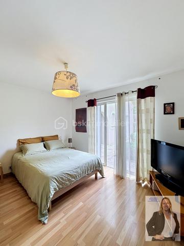 Située dans un quartier recherché de Mougins, cette élégante villa séduit par ses volumes généreux et ses prestations de qualité.

D’une belle superficie, elle offre un espace de vie lumineux ouvert sur une terrasse de 41m2, 4 chambres, dont 3 de plain-pied et une en mezzanine, 2 salles de bain, une buanderie/arrière cuisine, une sous-sol aménageable en salle de sport, spa, cinéma, une cave, un local technique.
La propriété dispose également d’un studio indépendant d'environ 21m2, idéal pour recevoir famille et amis ou envisager un rendement locatif.

À l’extérieur, vous profiterez d’une terrasse spacieuse ombragée, d'un magnifique jardin arboré, parfaitement entretenu, agrémenté d’une grande piscine au sel, d'une douche extérieure et d'un pool housse équipé de 25m2, propice à la détente et aux moments conviviaux. Un terrain de pétanque vient compléter cet espace extérieur typiquement provençal.

En complément : cave et vaste sous-sol aménageable offrant de nombreuses possibilités (salle de sport, cinéma, espace bien-être…).

Les + :
Quartier résidentiel très recherché
3 chambres de plain-pied 
Grandes surfaces et beaux volumes
Piscine avec pool house aménagé
Studio indépendant
Jardin arboré et fleuri
Terrain de pétanque
Nombreux stationnements
Fort potentiel d’aménagement

Un bien rare sur le secteur, à découvrir sans tarder.