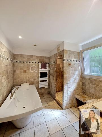 Située dans un quartier recherché de Mougins, cette élégante villa séduit par ses volumes généreux et ses prestations de qualité.

D’une belle superficie, elle offre un espace de vie lumineux ouvert sur une terrasse de 41m2, 4 chambres, dont 3 de plain-pied et une en mezzanine, 2 salles de bain, une buanderie/arrière cuisine, une sous-sol aménageable en salle de sport, spa, cinéma, une cave, un local technique.
La propriété dispose également d’un studio indépendant d'environ 21m2, idéal pour recevoir famille et amis ou envisager un rendement locatif.

À l’extérieur, vous profiterez d’une terrasse spacieuse ombragée, d'un magnifique jardin arboré, parfaitement entretenu, agrémenté d’une grande piscine au sel, d'une douche extérieure et d'un pool housse équipé de 25m2, propice à la détente et aux moments conviviaux. Un terrain de pétanque vient compléter cet espace extérieur typiquement provençal.

En complément : cave et vaste sous-sol aménageable offrant de nombreuses possibilités (salle de sport, cinéma, espace bien-être…).

Les + :
Quartier résidentiel très recherché
3 chambres de plain-pied 
Grandes surfaces et beaux volumes
Piscine avec pool house aménagé
Studio indépendant
Jardin arboré et fleuri
Terrain de pétanque
Nombreux stationnements
Fort potentiel d’aménagement

Un bien rare sur le secteur, à découvrir sans tarder.