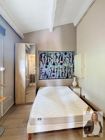 Située dans un quartier recherché de Mougins, cette élégante villa séduit par ses volumes généreux et ses prestations de qualité.

D’une belle superficie, elle offre un espace de vie lumineux ouvert sur une terrasse de 41m2, 4 chambres, dont 3 de plain-pied et une en mezzanine, 2 salles de bain, une buanderie/arrière cuisine, une sous-sol aménageable en salle de sport, spa, cinéma, une cave, un local technique.
La propriété dispose également d’un studio indépendant d'environ 21m2, idéal pour recevoir famille et amis ou envisager un rendement locatif.

À l’extérieur, vous profiterez d’une terrasse spacieuse ombragée, d'un magnifique jardin arboré, parfaitement entretenu, agrémenté d’une grande piscine au sel, d'une douche extérieure et d'un pool housse équipé de 25m2, propice à la détente et aux moments conviviaux. Un terrain de pétanque vient compléter cet espace extérieur typiquement provençal.

En complément : cave et vaste sous-sol aménageable offrant de nombreuses possibilités (salle de sport, cinéma, espace bien-être…).

Les + :
Quartier résidentiel très recherché
3 chambres de plain-pied 
Grandes surfaces et beaux volumes
Piscine avec pool house aménagé
Studio indépendant
Jardin arboré et fleuri
Terrain de pétanque
Nombreux stationnements
Fort potentiel d’aménagement

Un bien rare sur le secteur, à découvrir sans tarder.