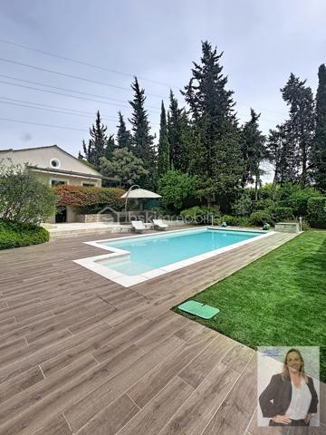 Située dans un quartier recherché de Mougins, cette élégante villa séduit par ses volumes généreux et ses prestations de qualité.

D’une belle superficie, elle offre un espace de vie lumineux ouvert sur une terrasse de 41m2, 4 chambres, dont 3 de plain-pied et une en mezzanine, 2 salles de bain, une buanderie/arrière cuisine, une sous-sol aménageable en salle de sport, spa, cinéma, une cave, un local technique.
La propriété dispose également d’un studio indépendant d'environ 21m2, idéal pour recevoir famille et amis ou envisager un rendement locatif.

À l’extérieur, vous profiterez d’une terrasse spacieuse ombragée, d'un magnifique jardin arboré, parfaitement entretenu, agrémenté d’une grande piscine au sel, d'une douche extérieure et d'un pool housse équipé de 25m2, propice à la détente et aux moments conviviaux. Un terrain de pétanque vient compléter cet espace extérieur typiquement provençal.

En complément : cave et vaste sous-sol aménageable offrant de nombreuses possibilités (salle de sport, cinéma, espace bien-être…).

Les + :
Quartier résidentiel très recherché
3 chambres de plain-pied 
Grandes surfaces et beaux volumes
Piscine avec pool house aménagé
Studio indépendant
Jardin arboré et fleuri
Terrain de pétanque
Nombreux stationnements
Fort potentiel d’aménagement

Un bien rare sur le secteur, à découvrir sans tarder.