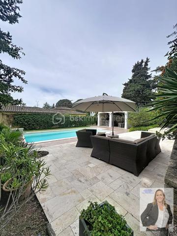 Située dans un quartier recherché de Mougins, cette élégante villa séduit par ses volumes généreux et ses prestations de qualité.

D’une belle superficie, elle offre un espace de vie lumineux ouvert sur une terrasse de 41m2, 4 chambres, dont 3 de plain-pied et une en mezzanine, 2 salles de bain, une buanderie/arrière cuisine, une sous-sol aménageable en salle de sport, spa, cinéma, une cave, un local technique.
La propriété dispose également d’un studio indépendant d'environ 21m2, idéal pour recevoir famille et amis ou envisager un rendement locatif.

À l’extérieur, vous profiterez d’une terrasse spacieuse ombragée, d'un magnifique jardin arboré, parfaitement entretenu, agrémenté d’une grande piscine au sel, d'une douche extérieure et d'un pool housse équipé de 25m2, propice à la détente et aux moments conviviaux. Un terrain de pétanque vient compléter cet espace extérieur typiquement provençal.

En complément : cave et vaste sous-sol aménageable offrant de nombreuses possibilités (salle de sport, cinéma, espace bien-être…).

Les + :
Quartier résidentiel très recherché
3 chambres de plain-pied 
Grandes surfaces et beaux volumes
Piscine avec pool house aménagé
Studio indépendant
Jardin arboré et fleuri
Terrain de pétanque
Nombreux stationnements
Fort potentiel d’aménagement

Un bien rare sur le secteur, à découvrir sans tarder.