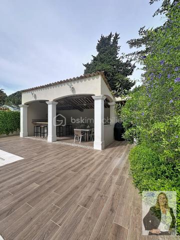 Située dans un quartier recherché de Mougins, cette élégante villa séduit par ses volumes généreux et ses prestations de qualité.

D’une belle superficie, elle offre un espace de vie lumineux ouvert sur une terrasse de 41m2, 4 chambres, dont 3 de plain-pied et une en mezzanine, 2 salles de bain, une buanderie/arrière cuisine, une sous-sol aménageable en salle de sport, spa, cinéma, une cave, un local technique.
La propriété dispose également d’un studio indépendant d'environ 21m2, idéal pour recevoir famille et amis ou envisager un rendement locatif.

À l’extérieur, vous profiterez d’une terrasse spacieuse ombragée, d'un magnifique jardin arboré, parfaitement entretenu, agrémenté d’une grande piscine au sel, d'une douche extérieure et d'un pool housse équipé de 25m2, propice à la détente et aux moments conviviaux. Un terrain de pétanque vient compléter cet espace extérieur typiquement provençal.

En complément : cave et vaste sous-sol aménageable offrant de nombreuses possibilités (salle de sport, cinéma, espace bien-être…).

Les + :
Quartier résidentiel très recherché
3 chambres de plain-pied 
Grandes surfaces et beaux volumes
Piscine avec pool house aménagé
Studio indépendant
Jardin arboré et fleuri
Terrain de pétanque
Nombreux stationnements
Fort potentiel d’aménagement

Un bien rare sur le secteur, à découvrir sans tarder.