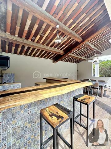 Située dans un quartier recherché de Mougins, cette élégante villa séduit par ses volumes généreux et ses prestations de qualité.

D’une belle superficie, elle offre un espace de vie lumineux ouvert sur une terrasse de 41m2, 4 chambres, dont 3 de plain-pied et une en mezzanine, 2 salles de bain, une buanderie/arrière cuisine, une sous-sol aménageable en salle de sport, spa, cinéma, une cave, un local technique.
La propriété dispose également d’un studio indépendant d'environ 21m2, idéal pour recevoir famille et amis ou envisager un rendement locatif.

À l’extérieur, vous profiterez d’une terrasse spacieuse ombragée, d'un magnifique jardin arboré, parfaitement entretenu, agrémenté d’une grande piscine au sel, d'une douche extérieure et d'un pool housse équipé de 25m2, propice à la détente et aux moments conviviaux. Un terrain de pétanque vient compléter cet espace extérieur typiquement provençal.

En complément : cave et vaste sous-sol aménageable offrant de nombreuses possibilités (salle de sport, cinéma, espace bien-être…).

Les + :
Quartier résidentiel très recherché
3 chambres de plain-pied 
Grandes surfaces et beaux volumes
Piscine avec pool house aménagé
Studio indépendant
Jardin arboré et fleuri
Terrain de pétanque
Nombreux stationnements
Fort potentiel d’aménagement

Un bien rare sur le secteur, à découvrir sans tarder.