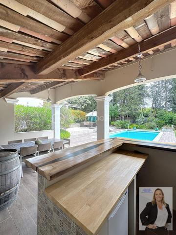 Située dans un quartier recherché de Mougins, cette élégante villa séduit par ses volumes généreux et ses prestations de qualité.

D’une belle superficie, elle offre un espace de vie lumineux ouvert sur une terrasse de 41m2, 4 chambres, dont 3 de plain-pied et une en mezzanine, 2 salles de bain, une buanderie/arrière cuisine, une sous-sol aménageable en salle de sport, spa, cinéma, une cave, un local technique.
La propriété dispose également d’un studio indépendant d'environ 21m2, idéal pour recevoir famille et amis ou envisager un rendement locatif.

À l’extérieur, vous profiterez d’une terrasse spacieuse ombragée, d'un magnifique jardin arboré, parfaitement entretenu, agrémenté d’une grande piscine au sel, d'une douche extérieure et d'un pool housse équipé de 25m2, propice à la détente et aux moments conviviaux. Un terrain de pétanque vient compléter cet espace extérieur typiquement provençal.

En complément : cave et vaste sous-sol aménageable offrant de nombreuses possibilités (salle de sport, cinéma, espace bien-être…).

Les + :
Quartier résidentiel très recherché
3 chambres de plain-pied 
Grandes surfaces et beaux volumes
Piscine avec pool house aménagé
Studio indépendant
Jardin arboré et fleuri
Terrain de pétanque
Nombreux stationnements
Fort potentiel d’aménagement

Un bien rare sur le secteur, à découvrir sans tarder.