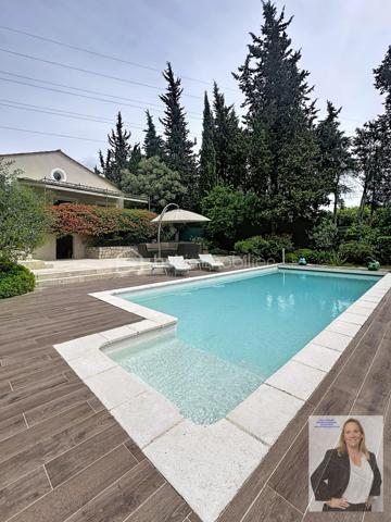 Située dans un quartier recherché de Mougins, cette élégante villa séduit par ses volumes généreux et ses prestations de qualité.

D’une belle superficie, elle offre un espace de vie lumineux ouvert sur une terrasse de 41m2, 4 chambres, dont 3 de plain-pied et une en mezzanine, 2 salles de bain, une buanderie/arrière cuisine, une sous-sol aménageable en salle de sport, spa, cinéma, une cave, un local technique.
La propriété dispose également d’un studio indépendant d'environ 21m2, idéal pour recevoir famille et amis ou envisager un rendement locatif.

À l’extérieur, vous profiterez d’une terrasse spacieuse ombragée, d'un magnifique jardin arboré, parfaitement entretenu, agrémenté d’une grande piscine au sel, d'une douche extérieure et d'un pool housse équipé de 25m2, propice à la détente et aux moments conviviaux. Un terrain de pétanque vient compléter cet espace extérieur typiquement provençal.

En complément : cave et vaste sous-sol aménageable offrant de nombreuses possibilités (salle de sport, cinéma, espace bien-être…).

Les + :
Quartier résidentiel très recherché
3 chambres de plain-pied 
Grandes surfaces et beaux volumes
Piscine avec pool house aménagé
Studio indépendant
Jardin arboré et fleuri
Terrain de pétanque
Nombreux stationnements
Fort potentiel d’aménagement

Un bien rare sur le secteur, à découvrir sans tarder.