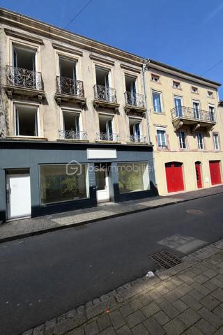 Venez découvrir cet immeuble idéalement situé à proximité du centre-ville et des salines !
Il se compose de trois appartements déjà loués pour un loyer totalisant 1950 euros, sans aucune procédure en cours, offrant une rentabilité 11%.
Un bien clé en main, sans travaux, qui réunit tous les critères par un investisseur.
Bon à savoir : 
Les trois appartements sont équipés de climatisations réversibles récentes, assurant confort et attractivité locative.
À l'extérieur, vous bénéficierez également d'un bâtiment annexe offrant un beau potentiel d'aménagement, ainsi que d'un espace vert viennent compléter l'ensemble.
Un grand parking municipale pourra bénéficier aux personnes qui viennent vous rendre visite.
À visiter sans tarder !