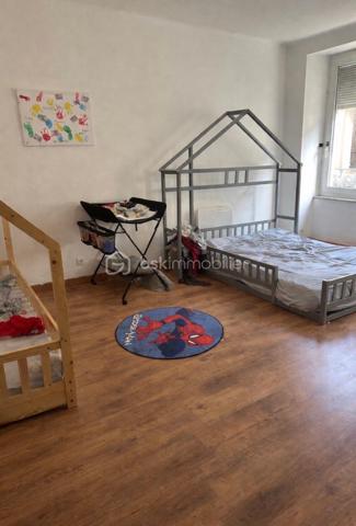Venez découvrir cet immeuble idéalement situé à proximité du centre-ville et des salines !
Il se compose de trois appartements déjà loués pour un loyer totalisant 1950 euros, sans aucune procédure en cours, offrant une rentabilité 11%.
Un bien clé en main, sans travaux, qui réunit tous les critères par un investisseur.
Bon à savoir : 
Les trois appartements sont équipés de climatisations réversibles récentes, assurant confort et attractivité locative.
À l'extérieur, vous bénéficierez également d'un bâtiment annexe offrant un beau potentiel d'aménagement, ainsi que d'un espace vert viennent compléter l'ensemble.
Un grand parking municipale pourra bénéficier aux personnes qui viennent vous rendre visite.
À visiter sans tarder !