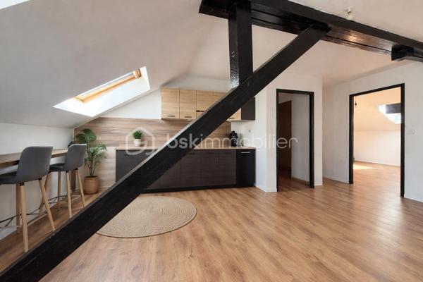 Venez découvrir cet immeuble idéalement situé à proximité du centre-ville et des salines !
Il se compose de trois appartements déjà loués pour un loyer totalisant 1950 euros, sans aucune procédure en cours, offrant une rentabilité 11%.
Un bien clé en main, sans travaux, qui réunit tous les critères par un investisseur.
Bon à savoir : 
Les trois appartements sont équipés de climatisations réversibles récentes, assurant confort et attractivité locative.
À l'extérieur, vous bénéficierez également d'un bâtiment annexe offrant un beau potentiel d'aménagement, ainsi que d'un espace vert viennent compléter l'ensemble.
Un grand parking municipale pourra bénéficier aux personnes qui viennent vous rendre visite.
À visiter sans tarder !