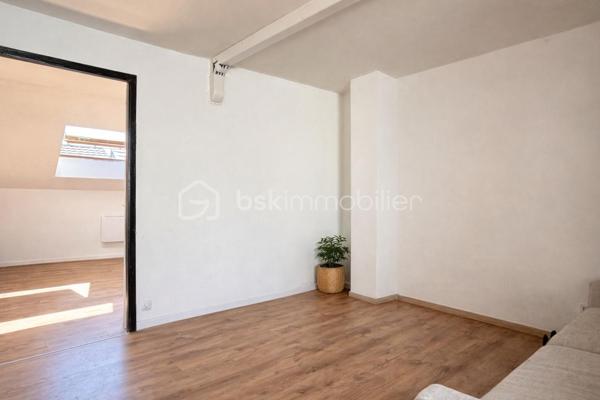 Venez découvrir cet immeuble idéalement situé à proximité du centre-ville et des salines !
Il se compose de trois appartements déjà loués pour un loyer totalisant 1950 euros, sans aucune procédure en cours, offrant une rentabilité 11%.
Un bien clé en main, sans travaux, qui réunit tous les critères par un investisseur.
Bon à savoir : 
Les trois appartements sont équipés de climatisations réversibles récentes, assurant confort et attractivité locative.
À l'extérieur, vous bénéficierez également d'un bâtiment annexe offrant un beau potentiel d'aménagement, ainsi que d'un espace vert viennent compléter l'ensemble.
Un grand parking municipale pourra bénéficier aux personnes qui viennent vous rendre visite.
À visiter sans tarder !