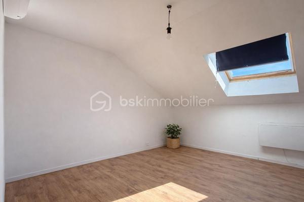 Venez découvrir cet immeuble idéalement situé à proximité du centre-ville et des salines !
Il se compose de trois appartements déjà loués pour un loyer totalisant 1950 euros, sans aucune procédure en cours, offrant une rentabilité 11%.
Un bien clé en main, sans travaux, qui réunit tous les critères par un investisseur.
Bon à savoir : 
Les trois appartements sont équipés de climatisations réversibles récentes, assurant confort et attractivité locative.
À l'extérieur, vous bénéficierez également d'un bâtiment annexe offrant un beau potentiel d'aménagement, ainsi que d'un espace vert viennent compléter l'ensemble.
Un grand parking municipale pourra bénéficier aux personnes qui viennent vous rendre visite.
À visiter sans tarder !