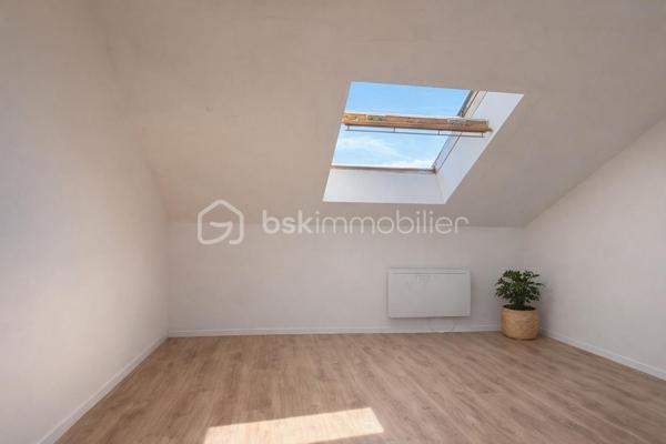 Venez découvrir cet immeuble idéalement situé à proximité du centre-ville et des salines !
Il se compose de trois appartements déjà loués pour un loyer totalisant 1950 euros, sans aucune procédure en cours, offrant une rentabilité 11%.
Un bien clé en main, sans travaux, qui réunit tous les critères par un investisseur.
Bon à savoir : 
Les trois appartements sont équipés de climatisations réversibles récentes, assurant confort et attractivité locative.
À l'extérieur, vous bénéficierez également d'un bâtiment annexe offrant un beau potentiel d'aménagement, ainsi que d'un espace vert viennent compléter l'ensemble.
Un grand parking municipale pourra bénéficier aux personnes qui viennent vous rendre visite.
À visiter sans tarder !